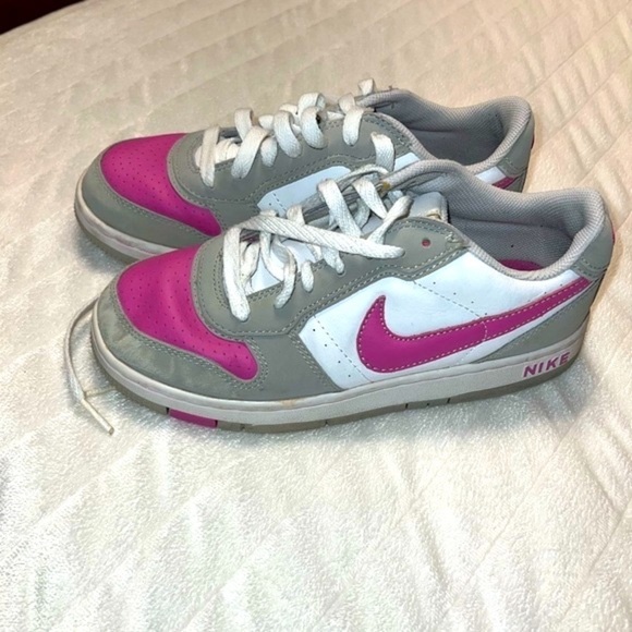 *GIRL'S Nike sneakers Sz 5 - Picture 2 of 7
